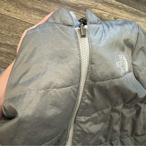 The North Face lightweight jacket for warmth - Picture 9 of 12